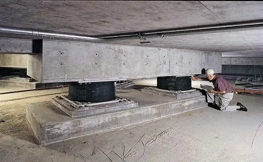 Diseño de aislación sísmica de base en la zona de subducción de Chillán