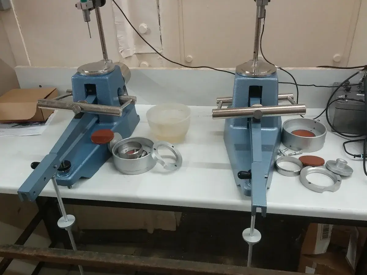 Ensayo de Límites de Atterberg en Chillán: Plasticidad del Suelo